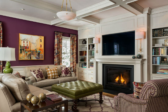 Strong colors in the fabrics, paintings and walls create a striking ambience. Source: Karosis Photography