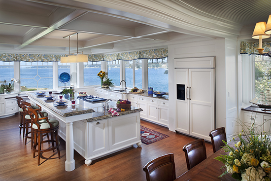The lack of upper cabinets allow for an uninterrupted ocean view. Source: TMS Architects